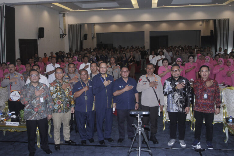 Komisaris utama PT. ASABRI (Persero) Fary Djemi Francis (keempat kanan), Kapolda NTT Irjen Pol Johanis Asadoma (ketiga kanan), Direktur Hubungan Kelembagaan PT ASABRI (Persero) Khaidir Abdurachman (keempat kiri) dan Kepala Cabang PT. ASABRI Kupang Petrus R Sirait (ketiga kiri) bersama Bank Mitra bayar berpose dengan sejumlah jajaran Polda NTT di sela-sela pelaksanaan Sosialisasi Program PT ASABRI kepada seluruh jajaran Polda NTT di Kupang,NTT, Selasa (21/3/2023).