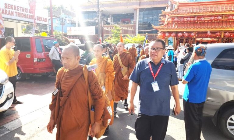 32 Biksu dari Thailand Jalan Kaki Menuju Borobudur kampiunnews.com