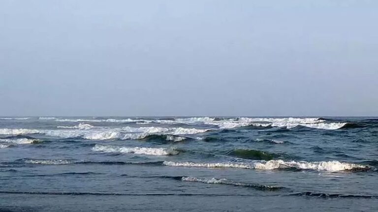 BMKG Ingatkan Gelombang Tinggi 2,5 Meter di Perairan NTT hingga 26 Mei, Kampiunnews.com