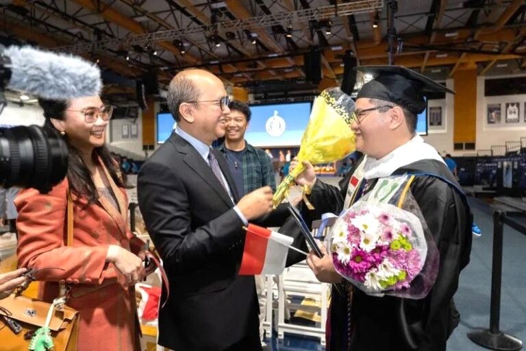 Phieter Angdika Mahasiswa Tunarungu Indonesia Raih Gelar S2 di AS, Kampiunnews.com