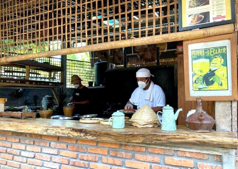 Sebuah Warung di Bali Jual Makanan Tradisional dengan Bayar Sukarela, kampiunnews.com