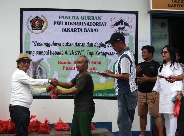 Berbagi Kebahagiaan, PWI Jakbar Potong 9 Ekor Kurban Kambing, kampiunnews.com