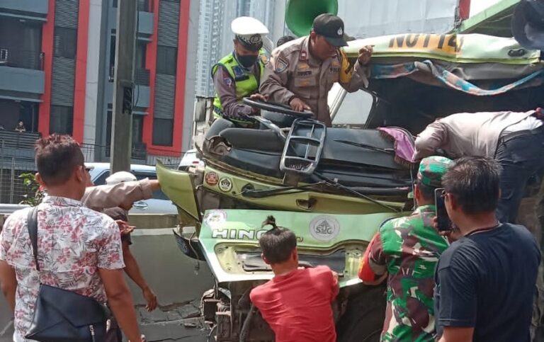 Kecelakaan Beruntun di Tol Tomang, Sopir dan Kernet Terjepit Truk, kampiunnews.com
