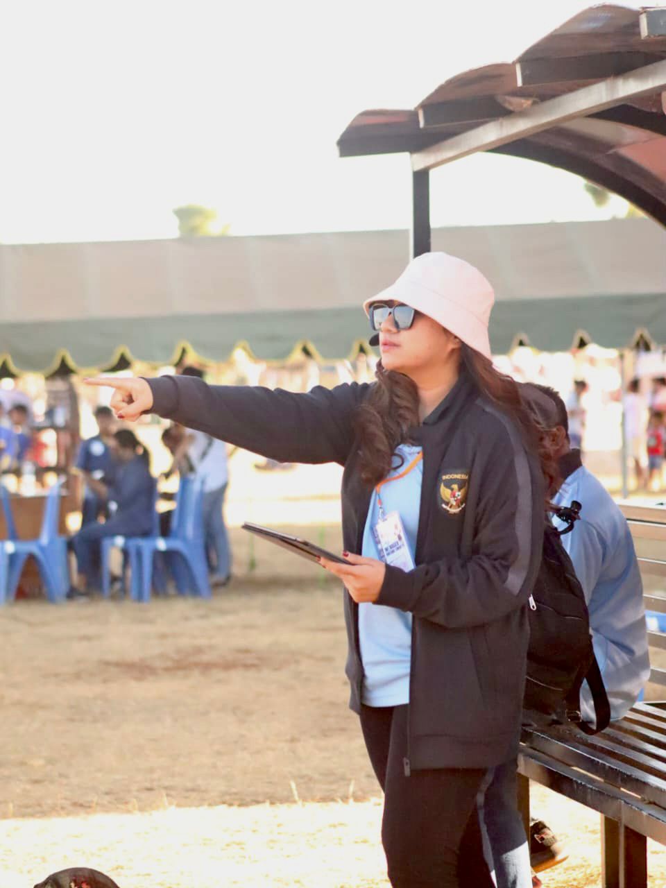 Manager BeTA Serena Francis saat memantau langsung pertandingan yang dimainkan anak-anak BeTA di Rote NDao dalam gelaran ETMC 2023.