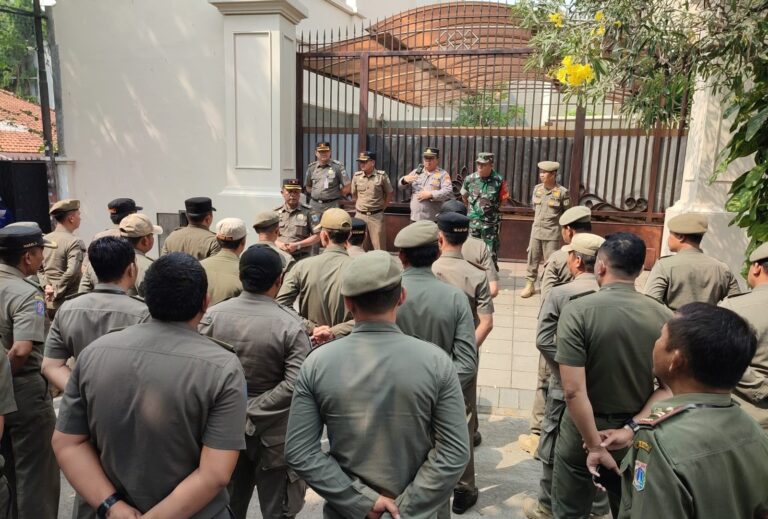 Satpol PP Jakbar Bongkar Rumah yang Dihuni Orang Asing di Duri Kepa Tak Sesuai PBG, Kampiunnews.com