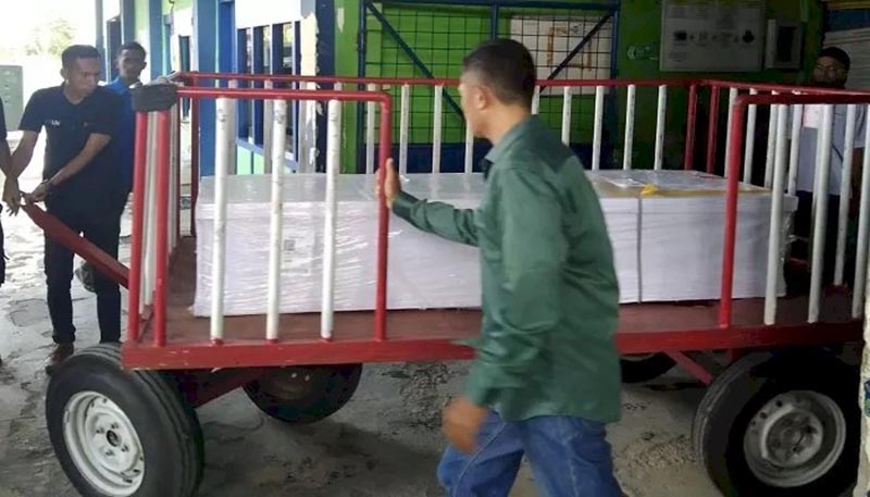 Petugas kargo bandara EL Tari Kupang mendorong peti jenazah berisih PMI Ilegal yang meninggal di Malaysia saat tiba di Kupang.