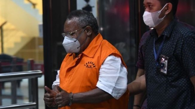 Bupati Mimika Eltinus Omaleng Divonis Bebas Kasus Korupsi Gereja, Kampiunnews.com