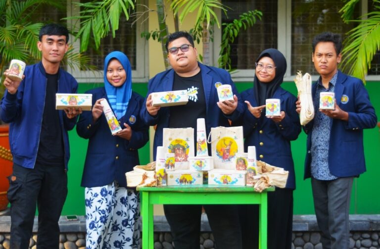 Mahasiswa Unesa Ubah Pelepah Pisang Jadi Kerajinan Tangan yang Berdaya Jual, Kampiunnews.com