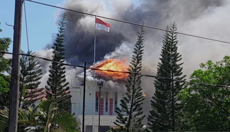 Kantor Bupati dan DPRD Pohuwato Dibakar Massa Demonstran, Kampiunnews.com