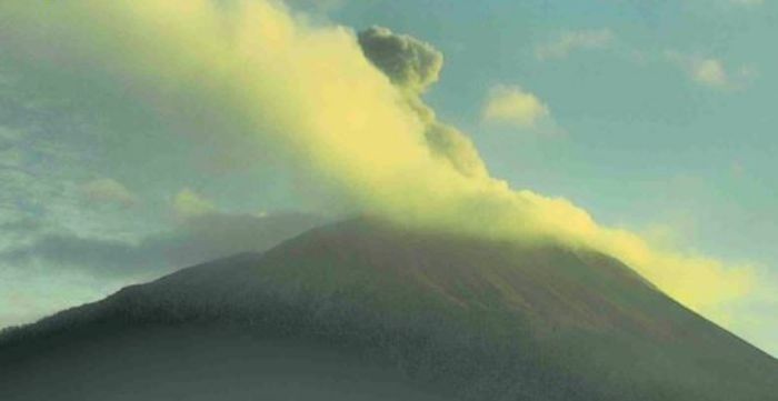 Gunung Ili Lewotolok di Lembata NTT Erupsi Setinggi 600 Meter di Atas Puncak, Kampiunnews.com