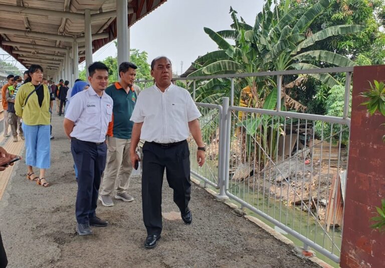 Wali Kota Jakbar Geram Petugas KAI Larang SDA Bersihkan Saluran Penghubung Area Stasiun Rawa Buaya, Kampiunnews.com