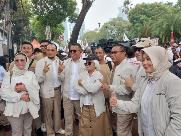 Relawan Maung 08 turut menghatarkan pasangan Prabowo - Gibran mendaftar di Komisi Pemilihan Umum.