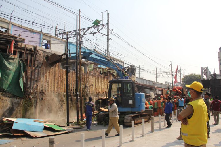 Satpol PP Jakbar Tertibkan 35 Bangunan Liar di Lahan PT KAI, Kampiunnews.com