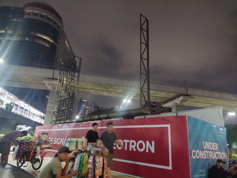 Diduga Terima ‘Upeti’, Oknum Pol PP DKI Jakarta Tak Kunjung Tertibkan Reklame Ilegal di Epicentrum Kuningan, Kampiunnews.com