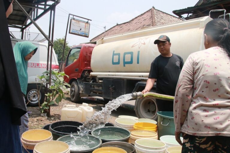 Selama Musim Kemarau, PLTU Banjarsari Berikan Bantuan Air untuk Warga Kecamatan Merapi Timur, Kampiunnews.com