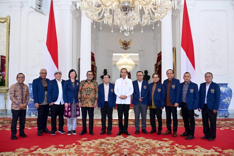 Ketum PWI Pusat Sampaikan Program Peningkatan Wawasan Kebangsaan Wartawan Saat Bertemu Presiden Jokowi, Kampiunnews.com