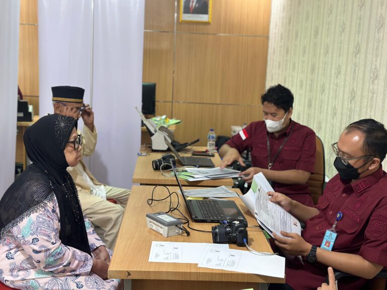Fasilitasi Calon Jemaah Haji, Imigrasi Jakbar Gelar Layanan Paspor di Kantor Kemenag, Kampiunnews.com