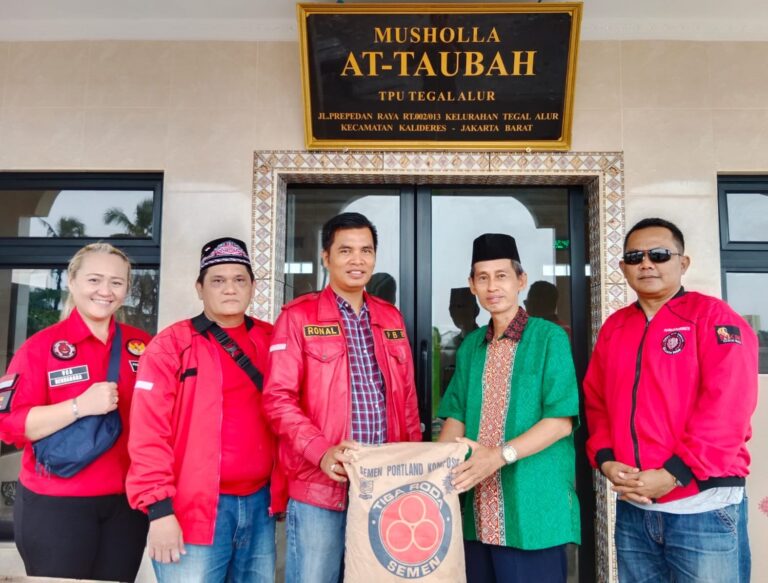 Pemuda Batak Bersatu Jakarta Barat Sumbang Semen untuk Renovasi Musholla di Tegal Alur, Kampiunnews.com