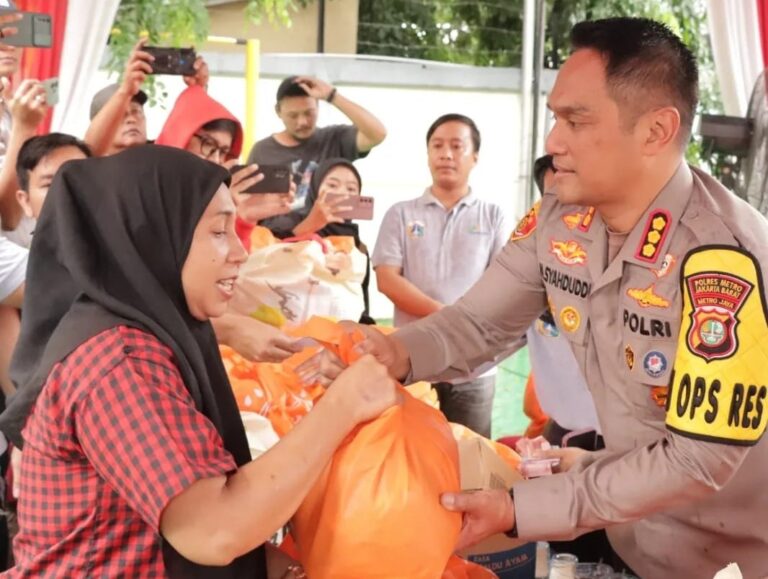 Polres Jakarta Barat Diserbu Warga, 2.000 Paket Sembako Murah Ludes Dibeli, Kampiunnews.com