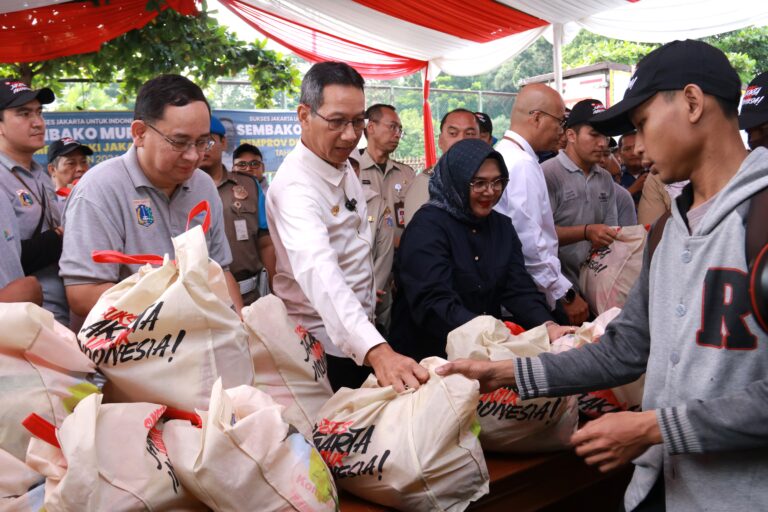 Bukti Stok Aman, Pj Gubernur DKI Jakarta Heru Tinjau Pasar Sembako Murah di Cengkareng, Kampiunews.com