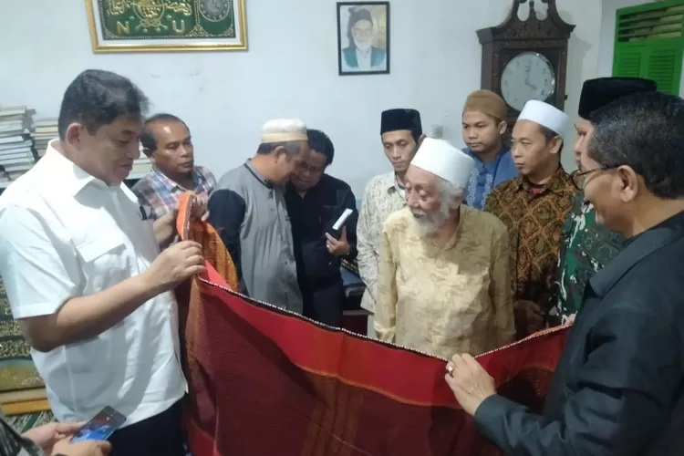 Pasca Pengeroyokan Ustaz, Tokoh Adat Batak Banten Kunjungi Abuya Muhtadi, Kampiunnews.com
