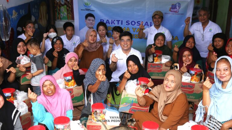 Yayasan Wijaya Peduli Bangsa Salurkan Bantuan Paket Sembako di TPST Bantar Gebang, Kampiunnews.com