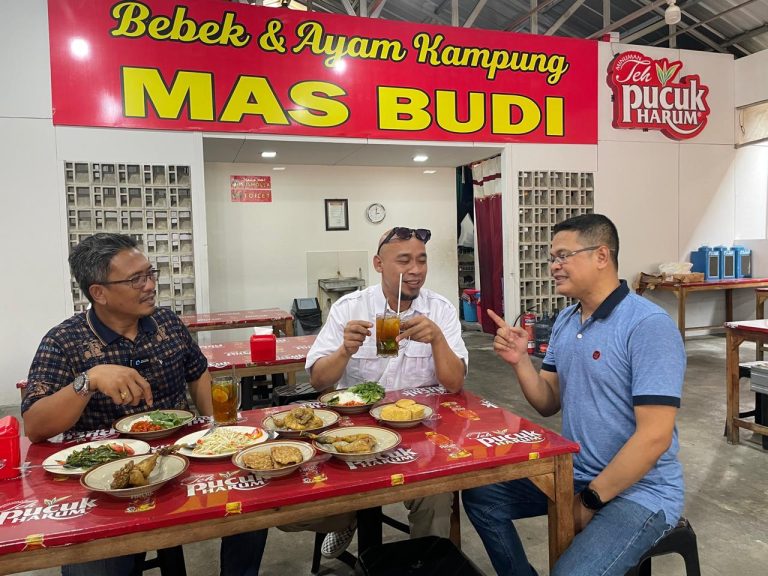 Ketua PWI Jakbar – ‘Bang Gondrong’ Review Jujur Restoran Bebek dan Ayam Kampung Mas Budi Ketua PWI Jakbar - Bang Gondrong Review Jujur Restoran Bebek dan Ayam Kampung Mas Budi, Kampiunnews.com