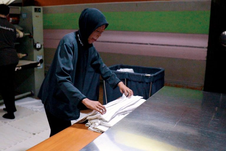 Penyandang Disabilitas Dhini Setia Buktikan Mampu Bersaing di Dunia Kerja, Kampiunnews.com
