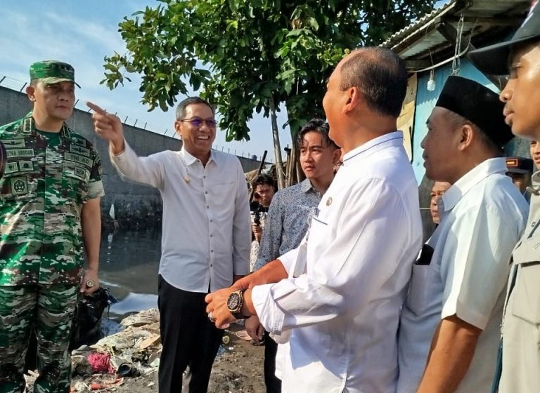 Pj Gubernur Heru Bareng Gibran Tinjau Pengerukan Lumpur Kali Semongol di Tegal Alur Jakbar, Kampiunnews.com