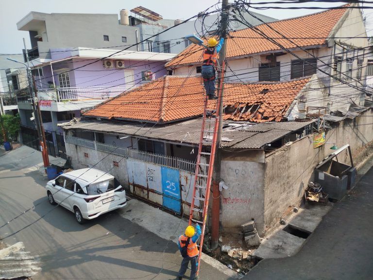 PLN UP3 Cengkareng Gercep Perbaiki Kabel Kendor Tertarik Mobil Box, Kampiunnews.com