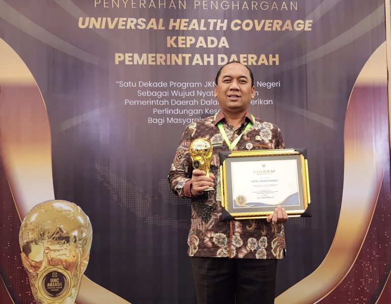 99,95 Persen Penduduk Terdaftar JKN, Pemkot Jakbar Raih Penghargaan UHC Awards 2024, Kampiunnews.com