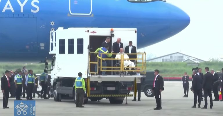 Tiba di Indonesia, Paus Fransiskus Disambut Menteri Agama, Kardinal dan Ketua KWI, Kampiunnews.com