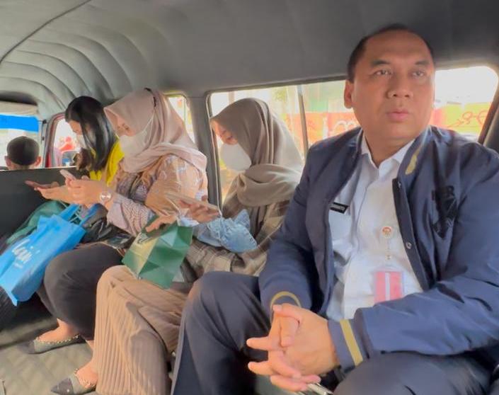 Wali Kota Jakarta Barat Uus Kuswanto Naik Angkutan Umum ke Kantor, Kampiunnews.com