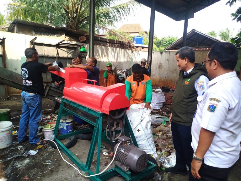 Sudin LH Jakbar Optimalisasi Mesin Pemilah Sampah Terbaru di Lingkup RW, Kampiunnews.com