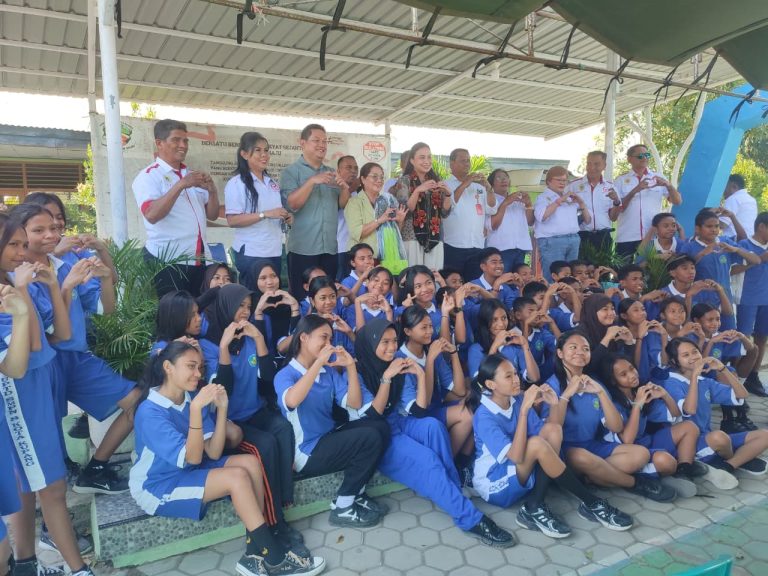 Serena Francis Serahkan Bantuan Peralatan Cricket untuk Sekolah, Target Lahirkan Atlet Berprestasi dari Kota Kupang