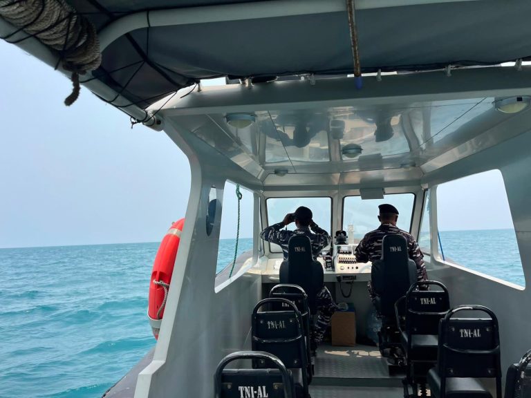 Prabowo Perintahkan TNI AL Cari 5 Jurnalis dan 3 Kru Kapal Hilang Kontak di Anak Krakatau