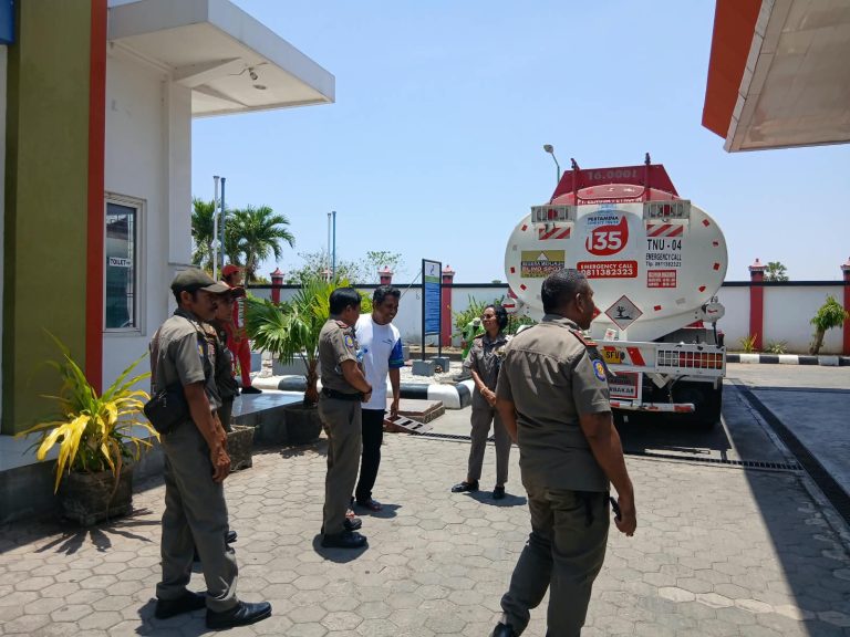 Pasokan BBM di Kupang Mulai Normal, Satpol PP Turun Atur Antrean di 15 SPBU