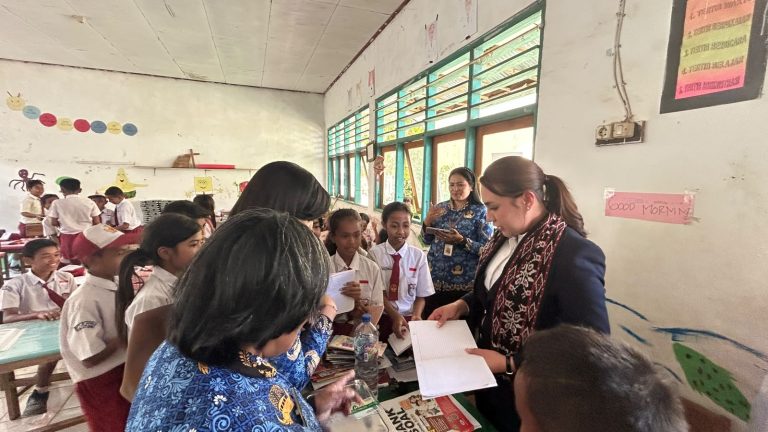 Digitalisasi Pendidikan Diperkuat, Serena Francis Dorong Akses Internet Sekolah di Kota Kupang